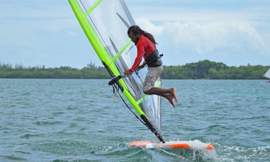 Leçon de planche à voile à Trinité-et-Tobago