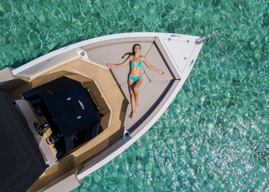 De Antonio 28 Open Stylish Boat for Charter