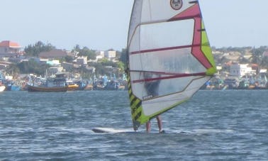 Dia incrível de windsurf em Phan Thiet, Vietnã