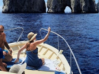 Excursión de día completo en barco por Capri 