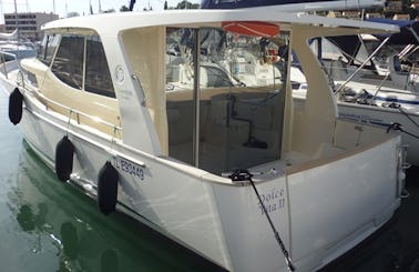 Greenline 33 Hybrid Yacht for Rent in Saint-Mandrier-sur-Mer