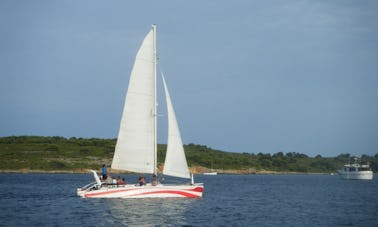 Location d'un catamaran à voile d'une demi-journée dans le nord de Minorque