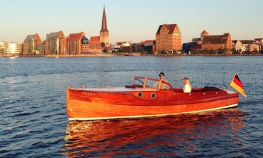 Yate histórico a motor C.G. Pettersson en Rostock, Alemania