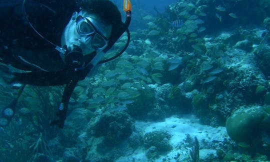 Barco de mergulho na cidade de Belize