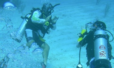 Barco de mergulho na cidade de Belize