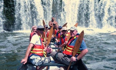 Canoa Waka Taua' na Baía das Ilhas