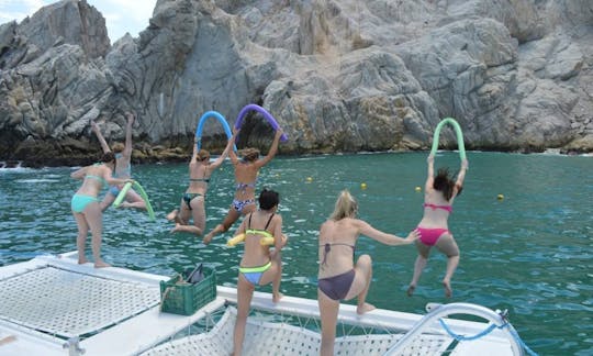 Disfruta de una fiesta en barco en un catamarán a motor en Cabo San Lucas, México