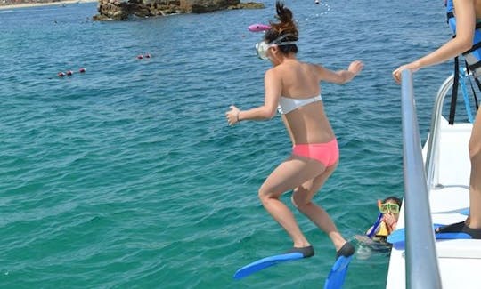 Disfruta de una fiesta en barco en un catamarán a motor en Cabo San Lucas, México