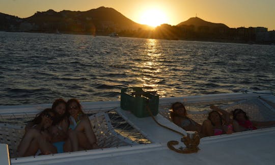 Disfruta de una fiesta en barco en un catamarán a motor en Cabo San Lucas, México