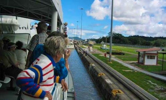 Canal Partial Transit Tour in Panamá