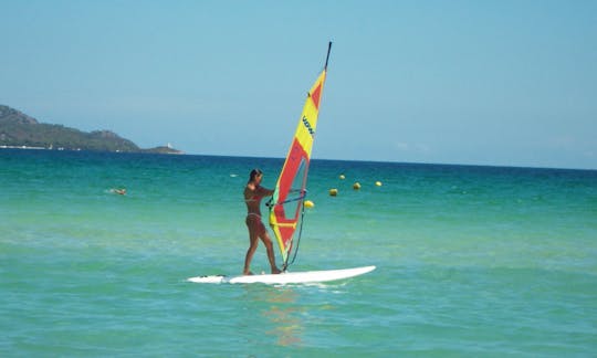 Aluguel e cursos de windsurf em Port de Pollença, Espanha