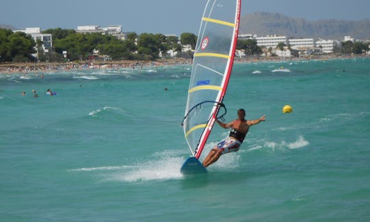 Aluguel e cursos de windsurf em Port de Pollença, Espanha