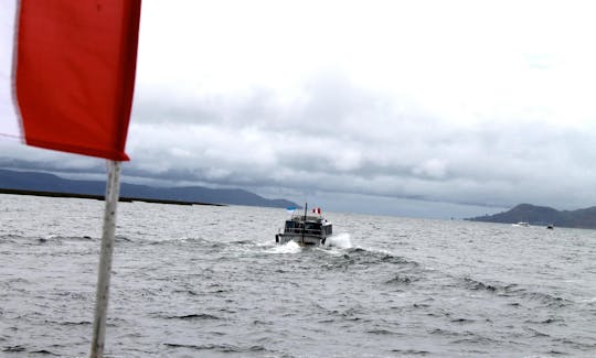 ペルーのプーノにあるウロスの浮島へのボートツアー