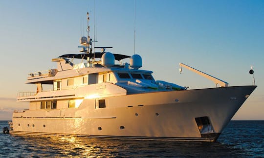 Location d'un méga-yacht à moteur « Stella Maris » de 125 pieds à Quito, en Équateur