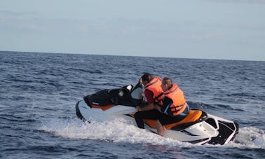 Reserve um jet ski em Coxen Hole, Honduras