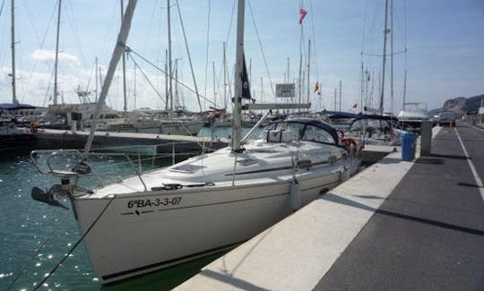 Frete de monocasco de cruzeiro Velero Bavaria de 37 pés em Badalona, Espanha