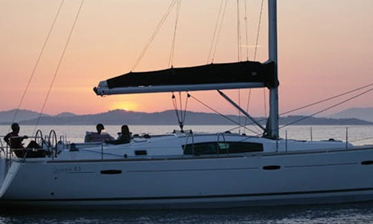 Beautiful sailing yacht up to 11 persons plus skipper in Barcelona, Cataluña