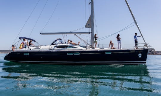 Voilier de luxe Jeanneau Sun Odyssey 54 DS avec coque bleue et pont bleu à Barcelone, Catalogne