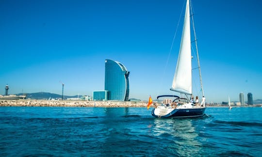 Voilier de luxe Jeanneau Sun Odyssey 54 DS avec coque bleue et pont bleu à Barcelone, Catalogne