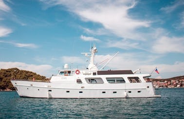 EVA Motor Yacht Charter in Croatia