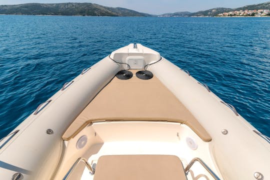 ¡Disfruta de la conducción más suave incluso en aguas turbulentas a bordo del Joker Clubman 24!