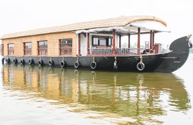 Three Bedroom Houseboat for Rent in Kainakary