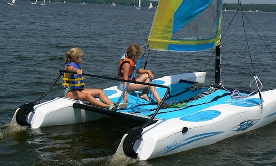 Aluguel de catamarã e windsurf na praia de Playa Blanca