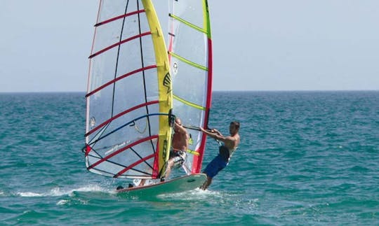 Aluguel de catamarã e windsurf na praia de Playa Blanca