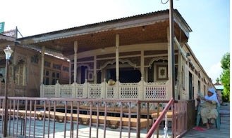 One Bedroom Houseboat for Rent in Srinagar