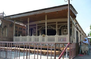 One Bedroom Houseboat for Rent in Srinagar