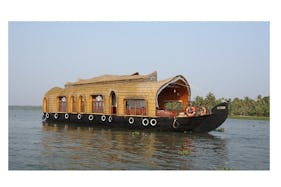 Enjoy the attraction of Alappuzha, India on a Houseboat