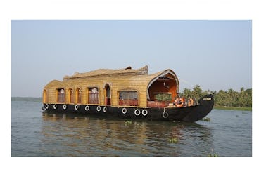 Enjoy the attraction of Alappuzha, India on a Houseboat