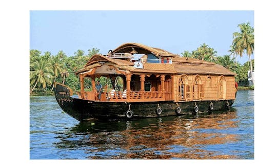 Alójese y navegue a bordo de una casa flotante para 4 personas en Kerala, India