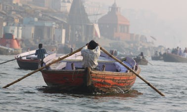 Excelente dia de barco em Varanasi, Índia