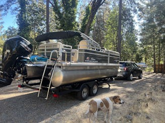 Lake Tahoe 2024 Sun Tracker 21’ Pontoon