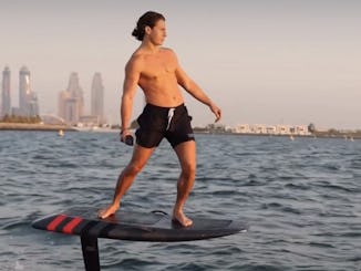 Increíble experiencia con una tabla de surf E-Foil en Dubái