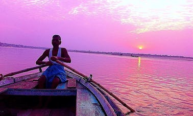 Passeio matinal de barco em Varanasi, Índia