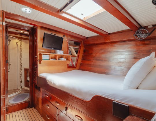 Goélette privée abordable pour les croisières au coucher du soleil, les nuitées et les séances photos