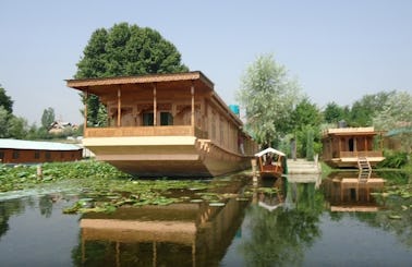 Kashmir Valley (Houseboat)
