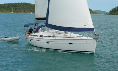 Explore Atenas, Grécia, a bordo do cruzador Bavaria 39 'Ira' Charter