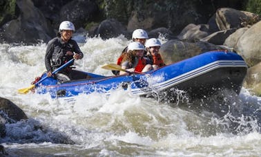 Rafting em corredeiras em Tambon Kuet Chang