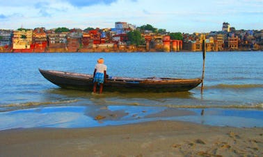 Nascer do sol inspirador nas águas dançantes do Ganges