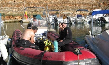 Experimente enseadas de barcos no sul de Menorca com mergulho em 2 enseadas