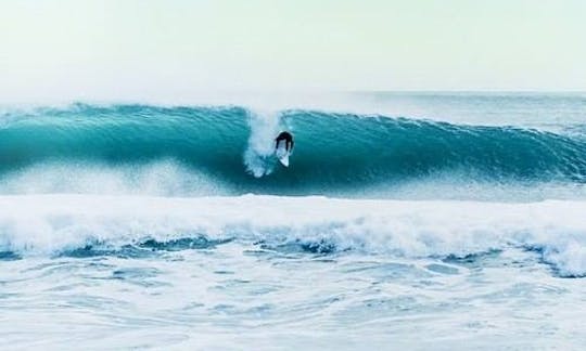 インドネシア・バリ島のクタ・ビーチでのサーフィン