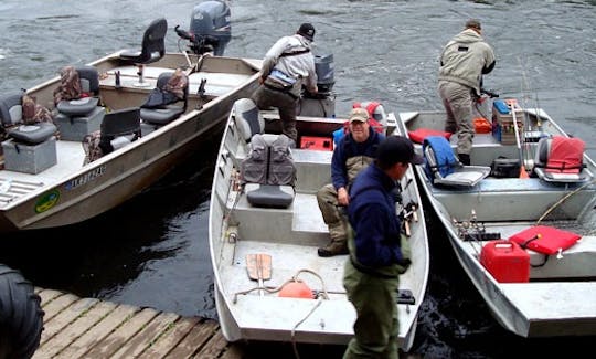 アラスカ州スクウェントナの17フィートのジョンボートでのガイド付き釣り旅行