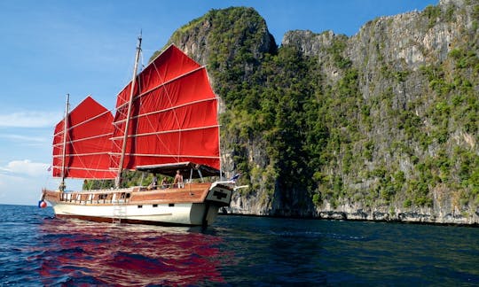 Barco Suwan Macha em Phuket, Tailândia