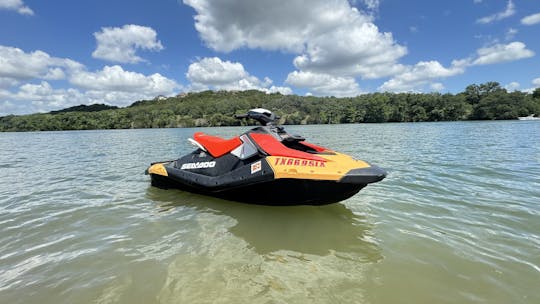  オースティン湖でBluetoothステレオを搭載したSeadoo Sparksをお届けします