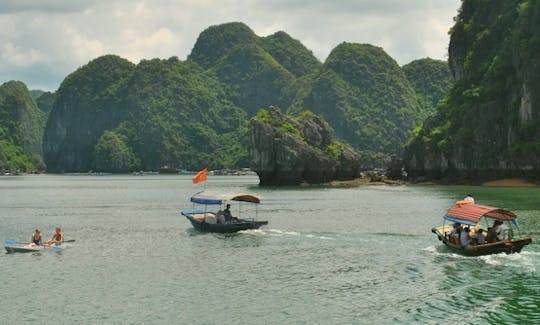 このボートでベトナムのハノイハノイの海の新鮮な空気を感じてください