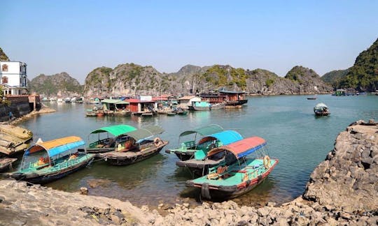 このボートでベトナムのハノイハノイの海の新鮮な空気を感じてください