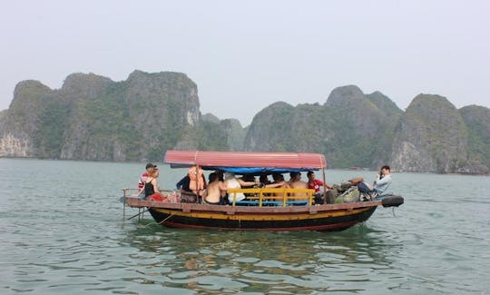 このボートでベトナムのハノイハノイの海の新鮮な空気を感じてください